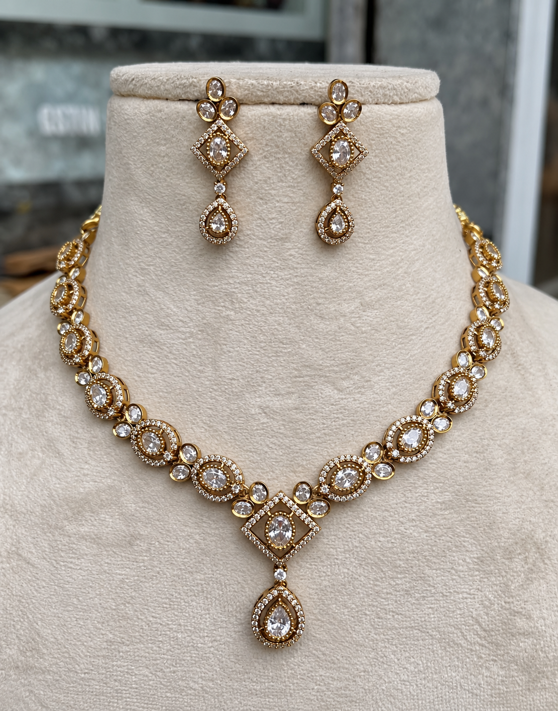 Heera Grace Radiance Necklace Set close-up with matching earrings